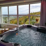 Private Wellness With Panoramic View, Sauna & Jacuzzi 마리보르