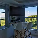 Private Wellness With Panoramic View, Sauna & Jacuzzi * ماريبور