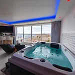 Private Wellness With Panoramic View, Sauna & Jacuzzi
