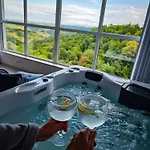 شقة Private Wellness With Panoramic View, Sauna & Jacuzzi *