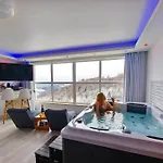 Private Wellness With Panoramic View, Sauna & Jacuzzi 마리보르
