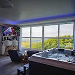 Private Wellness With Panoramic View, Sauna & Jacuzzi *