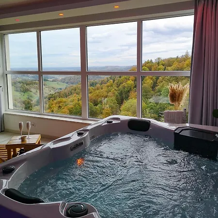 Private Wellness With Panoramic View, Sauna & Jacuzzi マリボル