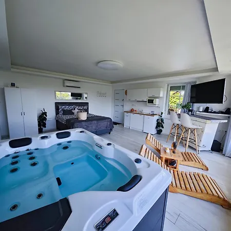 Private Wellness With Panoramic View, Sauna & Jacuzzi Apartment *