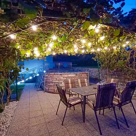 Private Wellness With Panoramic View, Sauna & Jacuzzi アパート マリボル