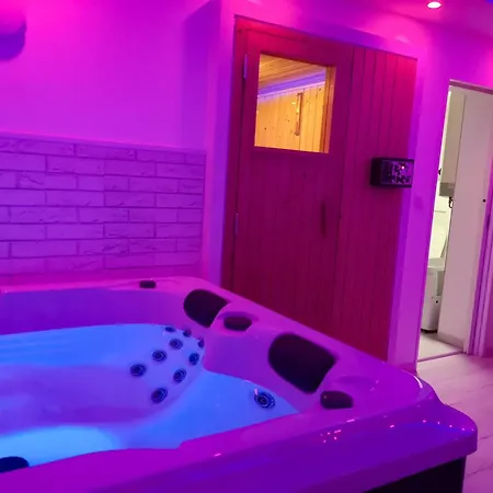 Private Wellness With Panoramic View, Sauna & Jacuzzi