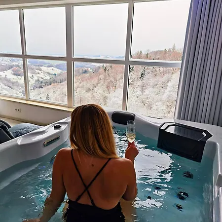 Private Wellness With Panoramic View, Sauna & Jacuzzi アパート