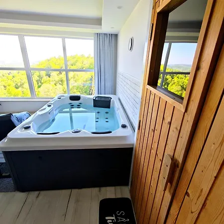 Private Wellness With Panoramic View, Sauna & Jacuzzi Apartment *