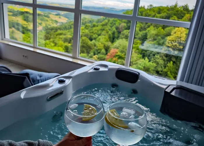 Apartment Private Wellness With Panoramic View, Sauna & Jacuzzi *